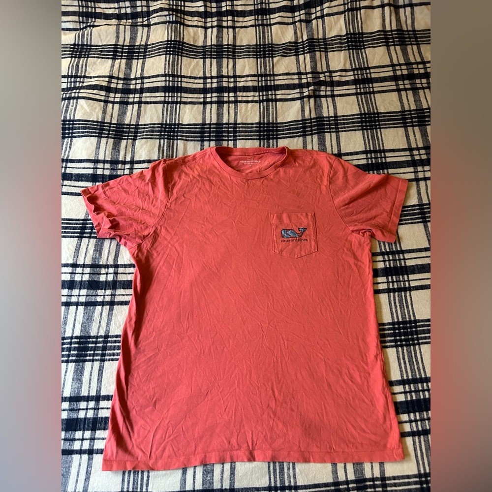 Large salmon colored vineyard vines tshirt